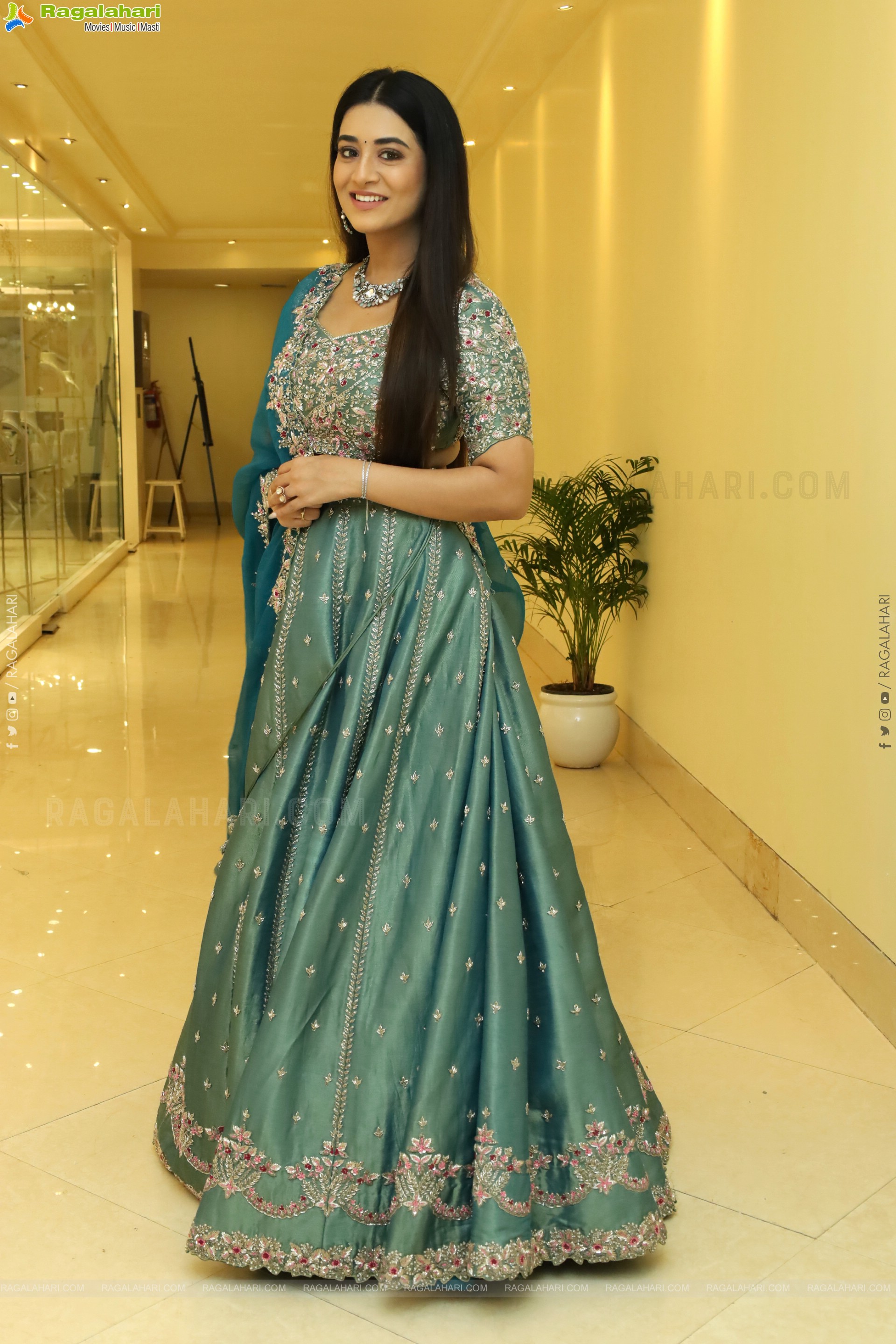 Raashi Singh at Sutraa Exhibition Wedding Special, HD Gallery