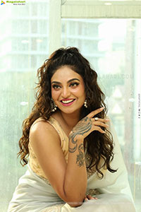 Sharon Fernandes at Sutraa Curtain Raiser