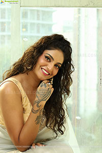 Sharon Fernandes at Sutraa Curtain Raiser