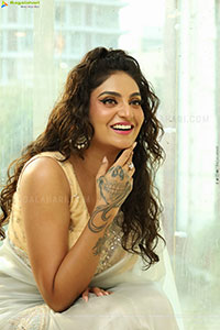 Sharon Fernandes at Sutraa Curtain Raiser