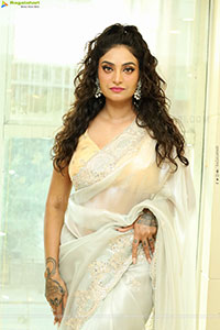 Sharon Fernandes at Sutraa Curtain Raiser