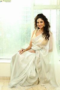 Sharon Fernandes at Sutraa Curtain Raiser