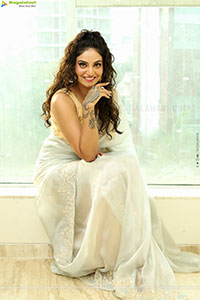 Sharon Fernandes at Sutraa Curtain Raiser