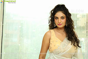 Sharon Fernandes at Sutraa Curtain Raiser