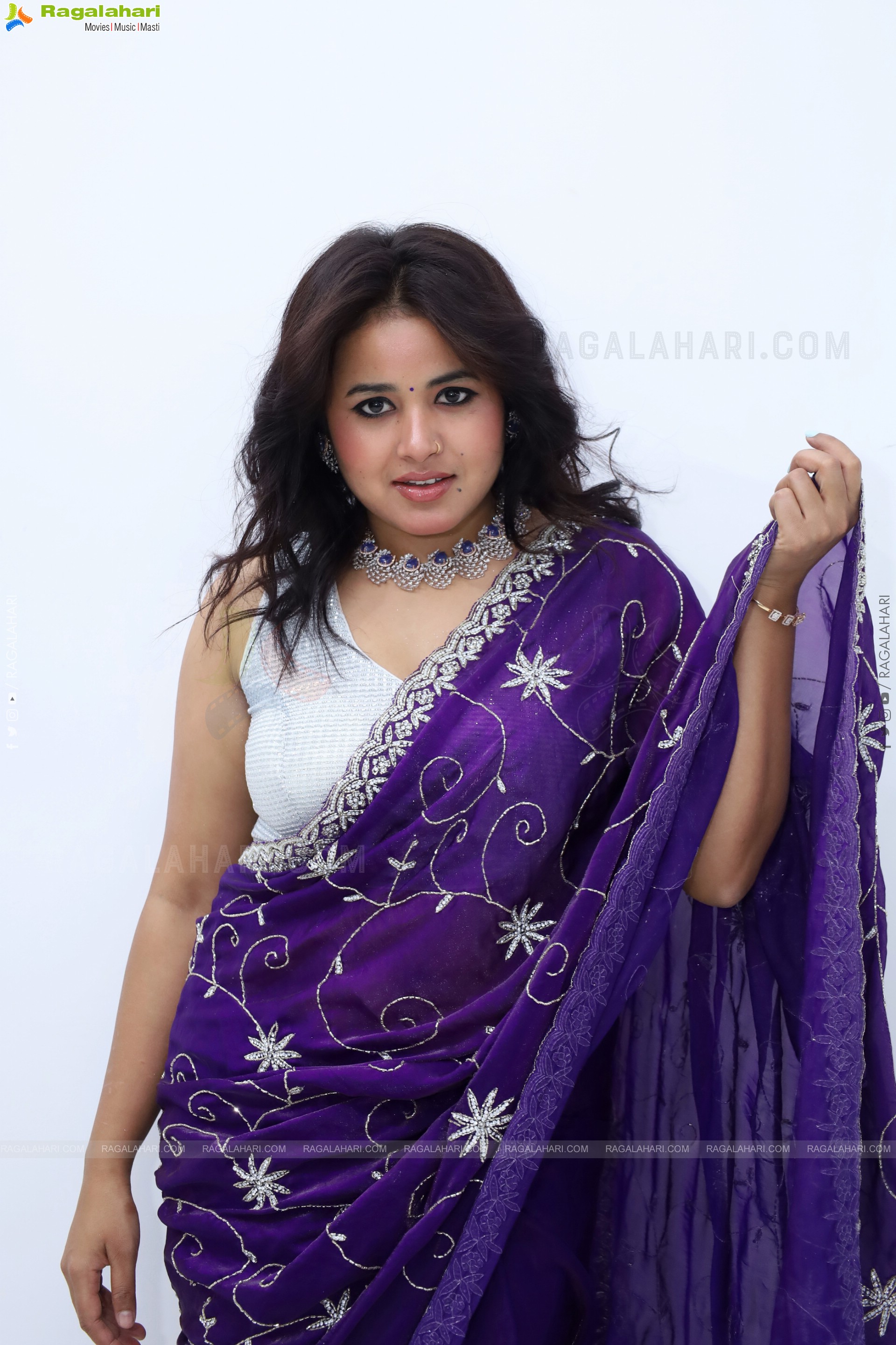 Aashi Latest stills in Designer Saree, HD Gallery