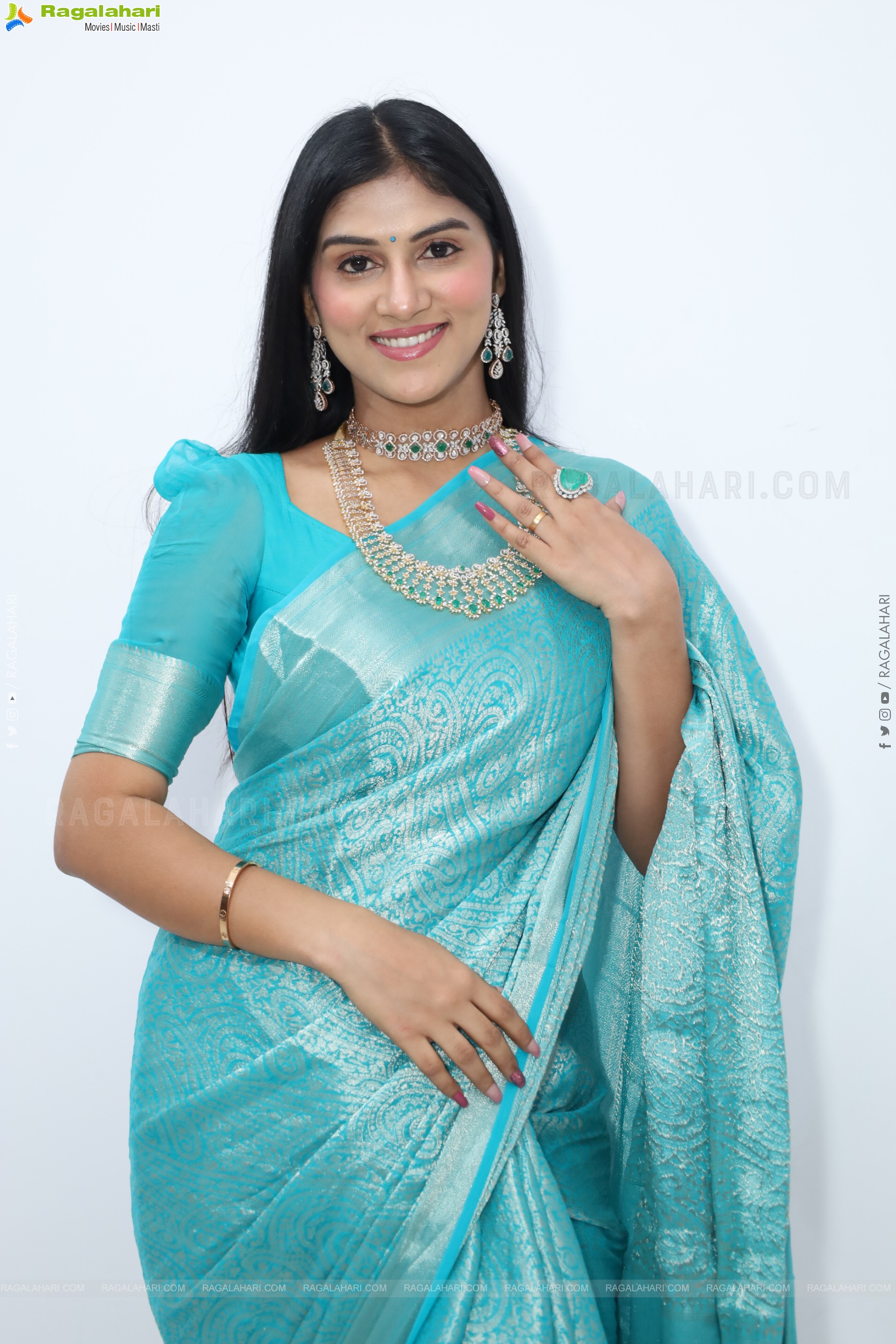 Aparna Reddy stills in Saree, HD Gallery