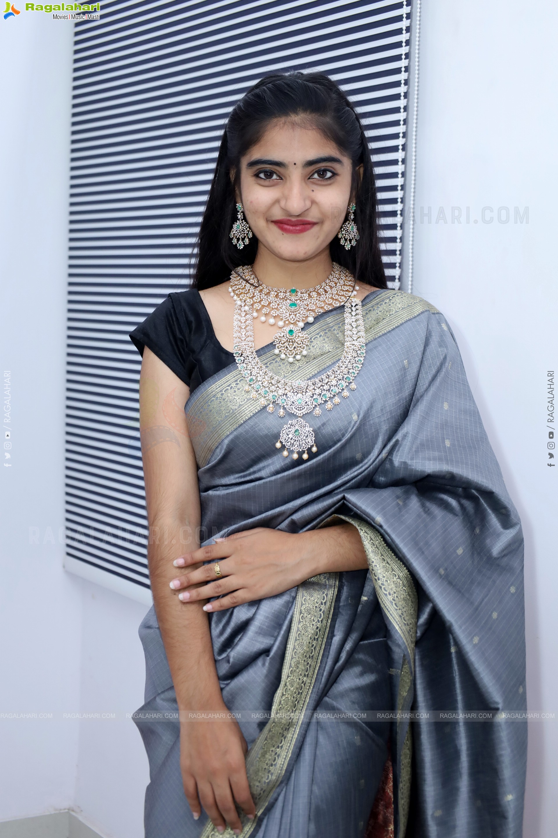 Vandana Chauhan Glam Stills in Saree, HD Gallery