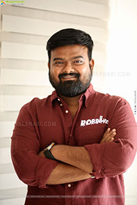 Director Venky Kudumula at Robinhood Interview, HD Gallery