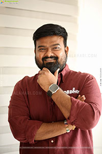 Director Venky Kudumula at Robinhood Interview, HD Gallery