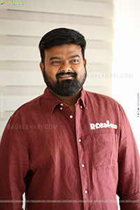 Director Venky Kudumula at Robinhood Interview, HD Gallery