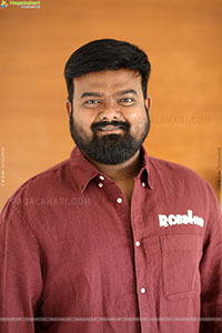 Director Venky Kudumula at Robinhood Interview, HD Gallery