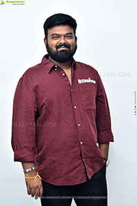 Director Venky Kudumula at Robinhood Interview, HD Gallery