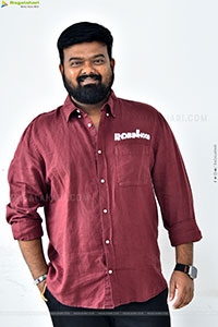 Director Venky Kudumula at Robinhood Interview, HD Gallery