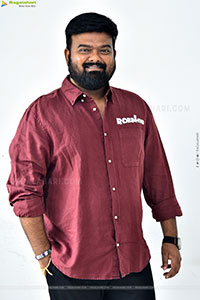 Director Venky Kudumula at Robinhood Interview, HD Gallery