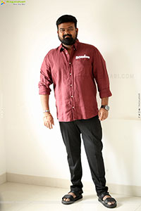 Director Venky Kudumula at Robinhood Interview, HD Gallery