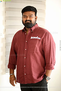 Director Venky Kudumula at Robinhood Interview, HD Gallery