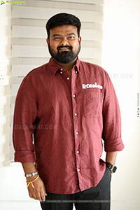 Director Venky Kudumula at Robinhood Interview, HD Gallery