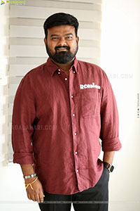 Director Venky Kudumula at Robinhood Interview, HD Gallery