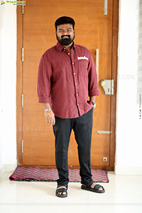 Director Venky Kudumula at Robinhood Interview, HD Gallery