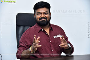 Director Venky Kudumula at Robinhood Interview, HD Gallery