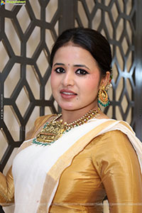 Aashi Poses with Traditional Jewellery, HD Gallery