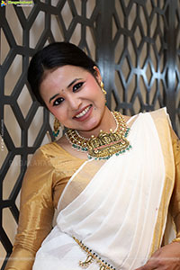Aashi Poses with Traditional Jewellery, HD Gallery