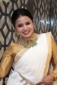 Aashi Poses with Traditional Jewellery, HD Gallery