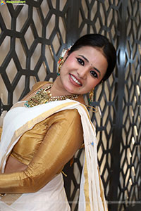 Aashi Poses with Traditional Jewellery, HD Gallery