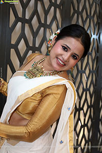Aashi Poses with Traditional Jewellery, HD Gallery
