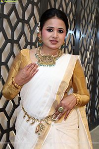 Aashi Poses with Traditional Jewellery, HD Gallery