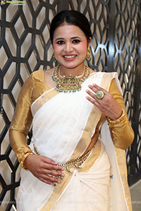 Aashi Poses with Traditional Jewellery, HD Gallery