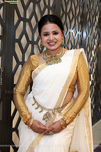 Aashi Poses with Traditional Jewellery, HD Gallery