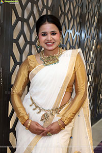 Aashi Poses with Traditional Jewellery, HD Gallery