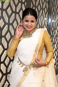 Aashi Poses with Traditional Jewellery, HD Gallery