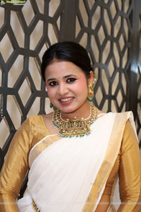 Aashi Poses with Traditional Jewellery, HD Gallery
