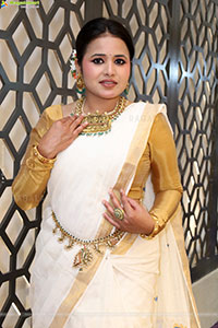 Aashi Poses with Traditional Jewellery, HD Gallery
