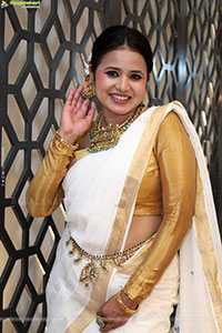 Aashi Poses with Traditional Jewellery, HD Gallery