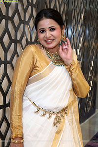 Aashi Poses with Traditional Jewellery, HD Gallery