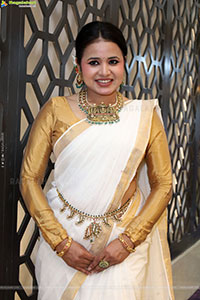 Aashi Poses with Traditional Jewellery, HD Gallery