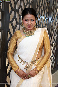 Aashi Poses with Traditional Jewellery, HD Gallery
