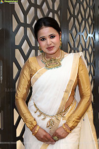 Aashi Poses with Traditional Jewellery, HD Gallery