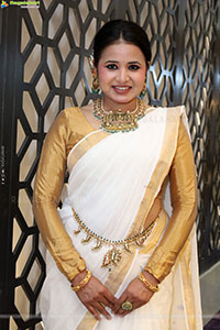 Aashi Poses with Traditional Jewellery, HD Gallery