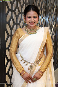 Aashi Poses with Traditional Jewellery, HD Gallery