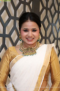 Aashi Poses with Traditional Jewellery, HD Gallery