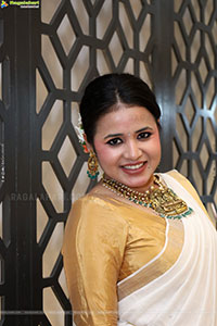 Aashi Poses with Traditional Jewellery, HD Gallery