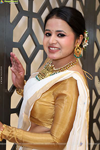 Aashi Poses with Traditional Jewellery, HD Gallery