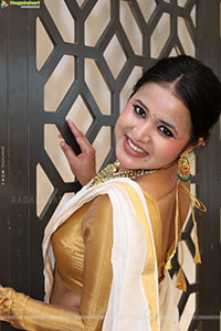 Aashi Poses with Traditional Jewellery, HD Gallery