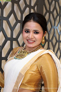 Aashi Poses with Traditional Jewellery, HD Gallery