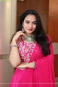 Bhuvaneshwari Poses with Designer Jewellery