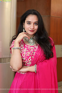 Bhuvaneshwari Poses with Designer Jewellery